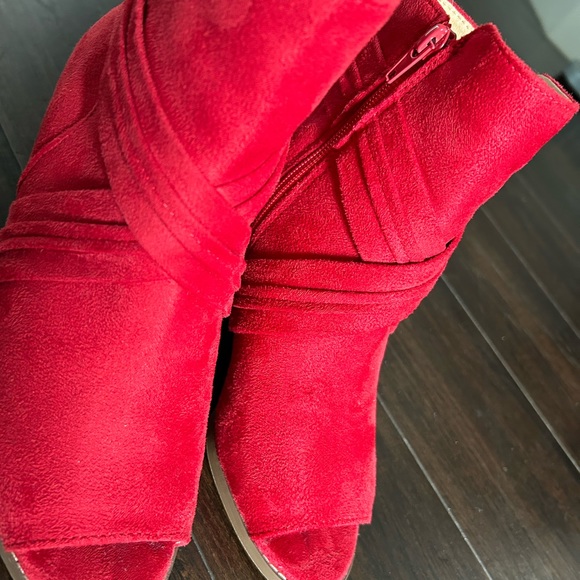 True Red open toe Bootie with inner side zipper, Suede worn Once Size 6 1/2 - Picture 7 of 7